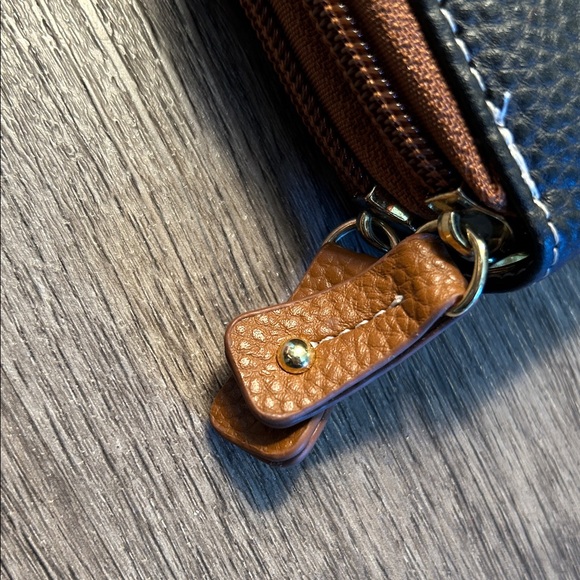 Stone Mountain Pebbled Leather Wallet - Picture 3 of 9